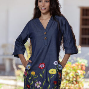 Vestido Corto con Flores Bordadas en Tela Chambray Indigo