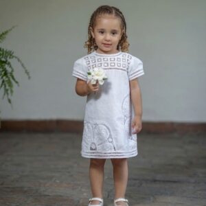 vestido blanco para niña bordado a mano
