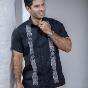 Guayabera Artesanal Negra Elegancia Nocturna