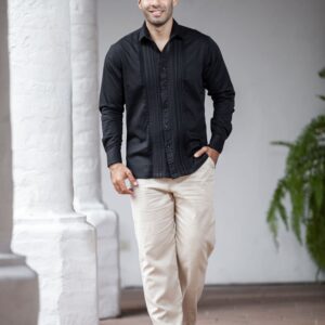 Camisa Guayabera Negra con Bordado Blanco Hilos de Medianoche