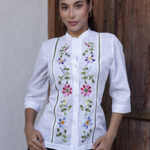 Blusa Blanca Cuello Neru con Bordado Floral