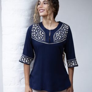 Blusa Azul Navy Bordada con Manga Tres Cuartos