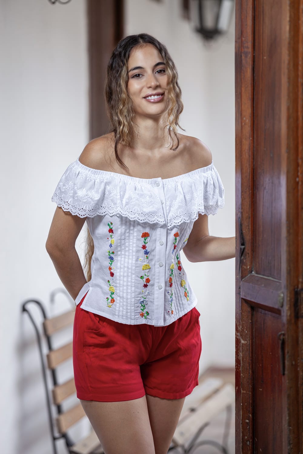 Blusa Campesina Blanca Bordada con Diseños Florales 2 Blusa Campesina Blanca Bordada con Diseños Florales - Imagen 2