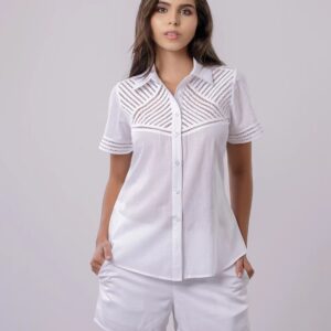 BLUSA CAMISERA MANGA CORTA CON SESGOS BORDADO EN PATECABRA