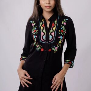 BLUSON CAMISERA NEGRA CON SESGOS , BORDADO EN PASADO ,ARAÑAS Y PATECABRA