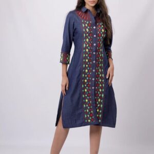 CAFTAN AZUL MANGA 3/4 ,CON SESGOS BORDADO EN PATECABRA Y ARAÑAS