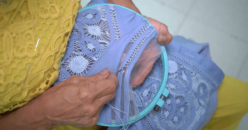 Por que las prendas hechas a mano tardan mas artesana bordando