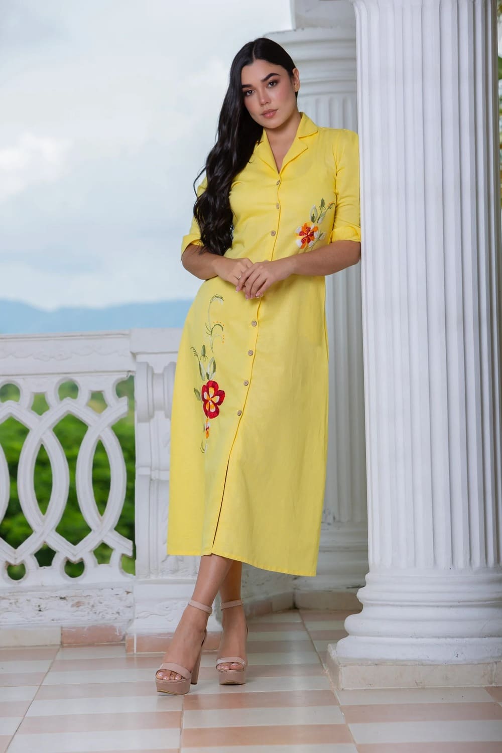 Vestido Artesanal Kaflan amarillo con Botones Cuello Sport Bordado