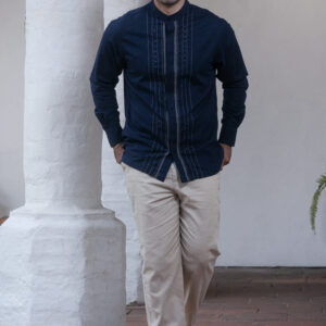Camisa Azul Cuello Neru con Bordado de Legado Profundo