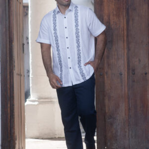 Camisa Blanca Bordada a Mano con Ramas Ornamentales